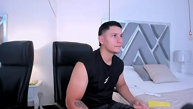 Snapshot of Chriss_Diamond chatting on 5, 4, 2026 Chriss Diamond online show from 5, 4, 2026