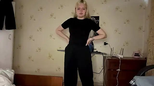 Snapshot of Sophia_Blonde chatting on 17, 5, 2026 Sophia Blonde online show from 17, 5, 2026