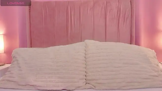 Snapshot of MoollyLove chatting on 17, 4, 2026 MoollyLove online show from 17, 4, 2026