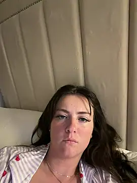 Snapshot of LolaSkyee chatting on 8, 5, 2026 LolaSkyee online show from 8, 5, 2026