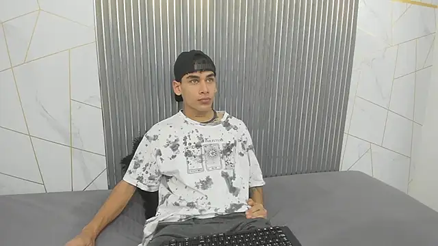 Snapshot of Kitsune_44 chatting on 6, 4, 2026 Kitsune 44 online show from 6, 4, 2026