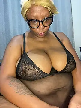 Snapshot of BoobsQueeen chatting on 4, 7, 2026 BoobsQueeen online show from 4, 7, 2026