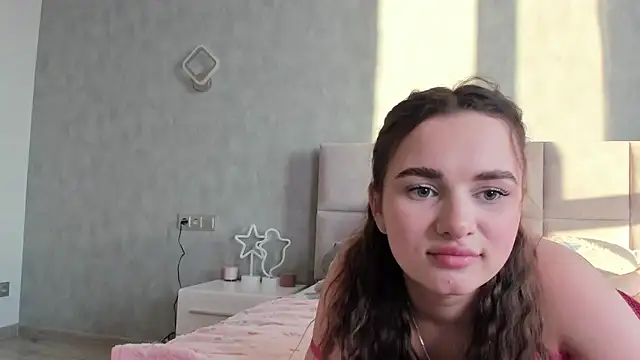 Snapshot of AlinaLuxxx chatting on 4, 4, 2026 AlinaLuxxx online show from 4, 4, 2026
