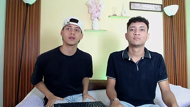 TwoHotTrouble  online show from 31, 3, 2026