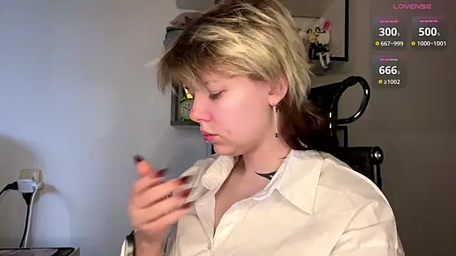 Snapshot of MadalynNosel chatting on 7, 4, 2026 MadalynNosel online show from 7, 4, 2026
