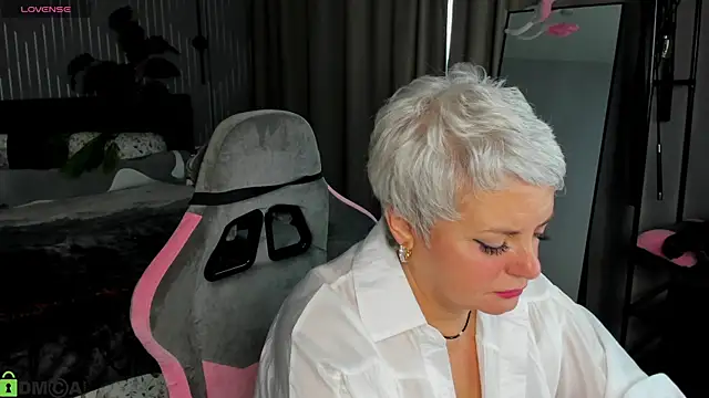 Snapshot of Linda_Zef1r chatting on 2, 5, 2026 Linda Zef1r online show from 2, 5, 2026