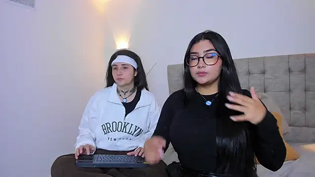 Elisa n Emma online show from 5, 4, 2026