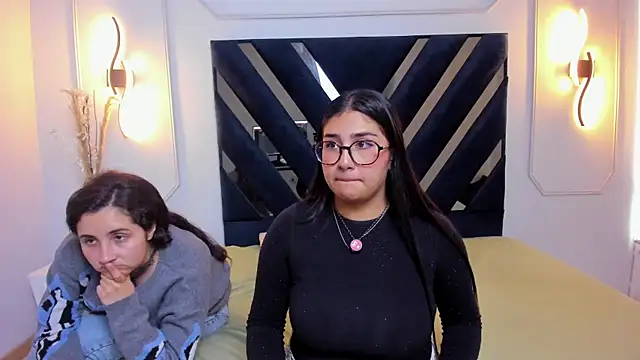 Elisa n Emma online show from 8, 4, 2026