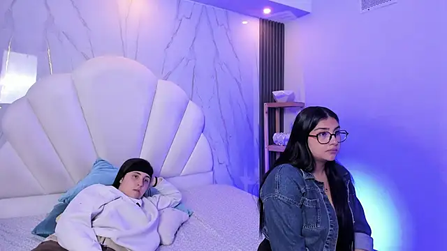 Elisa n Emma online show from 11, 4, 2026