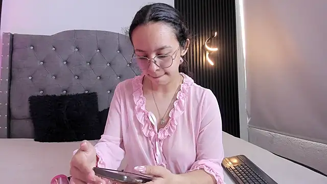 Snapshot of DaphneValucci chatting on 8, 5, 2026 DaphneValucci online show from 8, 5, 2026