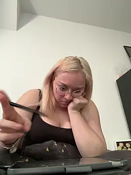 PiaLovee online show from 6, 4, 2026