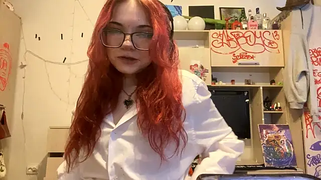Snapshot of RedHeadCat chatting on 9, 4, 2026 RedHeadCat online show from 9, 4, 2026