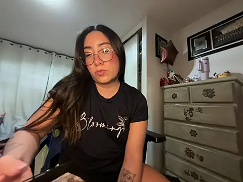 Snapshot of vampiralatina chatting on 17, 5, 2026 vampiralatina online show from 17, 5, 2026