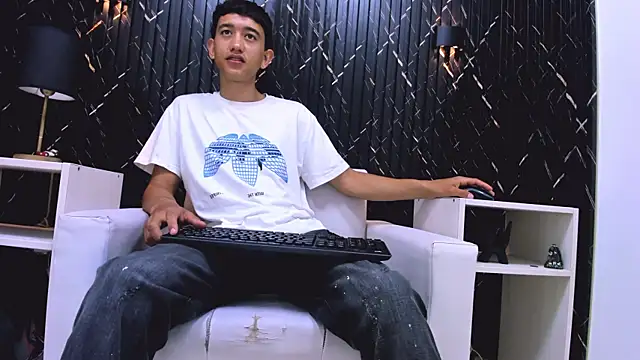 Snapshot of SmoothLatin_ chatting on 7, 4, 2026 SmoothLatin online show from 7, 4, 2026