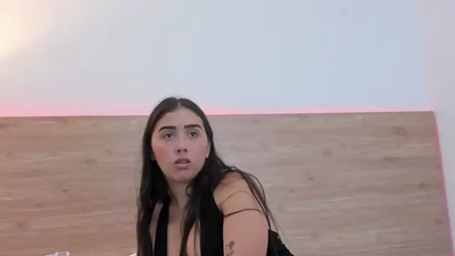 Snapshot of Zoevelvet_ chatting on 8, 4, 2026 Zoevelvet online show from 8, 4, 2026