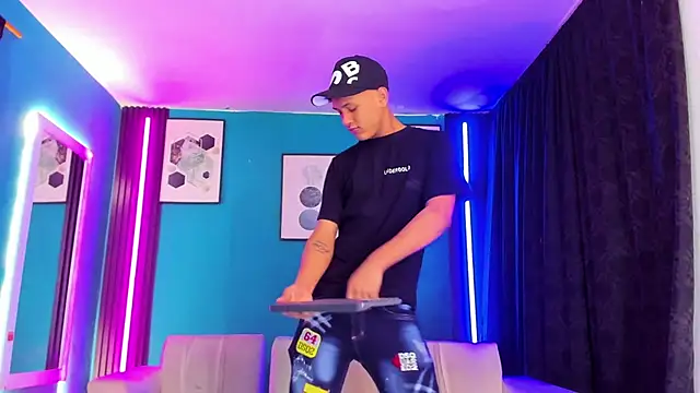 Snapshot of _HotWildwolves chatting on 15, 4, 2026 HotWildwolves online show from 15, 4, 2026