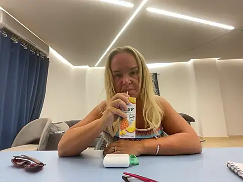 Snapshot of parisheliton chatting on 14, 4, 2026 parisheliton online show from 14, 4, 2026