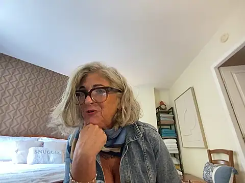 Snapshot of NaughtyMonicaUK chatting on 19, 4, 2026 NaughtyMonicaUK online show from 19, 4, 2026