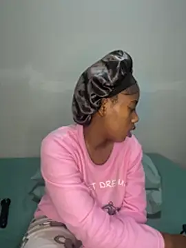 Snapshot of petite_bee chatting on 5, 5, 2026 petite bee online show from 5, 5, 2026