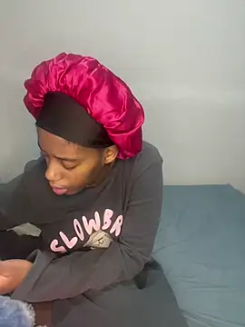 Snapshot of petite_bee chatting on 25, 5, 2026 petite bee online show from 25, 5, 2026