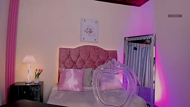 Luna Petti online show from 17, 4, 2026