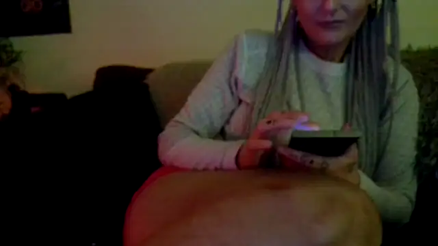 Snapshot of shyhornymommy chatting on 3, 5, 2026 shyhornymommy online show from 3, 5, 2026