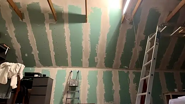 Skinny girl  online show from 20, 4, 2026