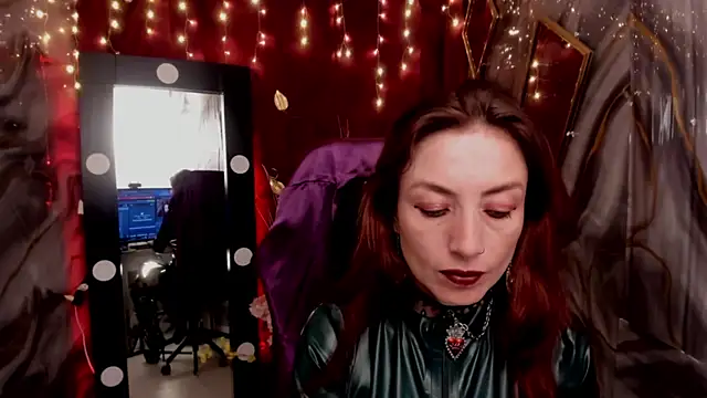 Snapshot of Queenscarlettsecret chatting on 4, 5, 2026 Queenscarlettsecret online show from 4, 5, 2026