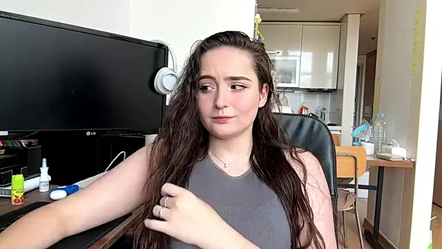 Emilly Cart online show from 4, 6, 2026