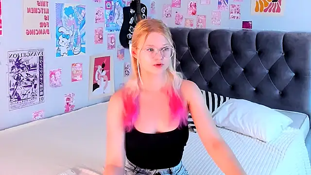 Snapshot of LunariaFox chatting on 4, 6, 2026 LunariaFox online show from 4, 6, 2026