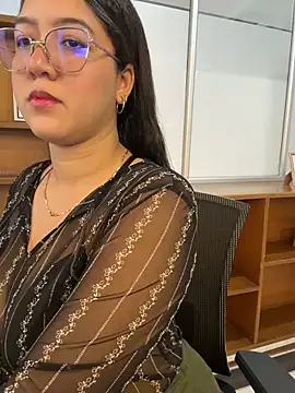 Chloe Thomsoon  online show from 6, 6, 2026