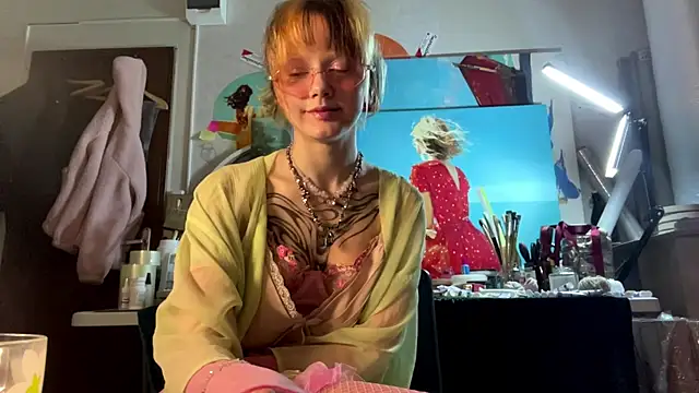 sarawhisperr online show from 28, 4, 2026