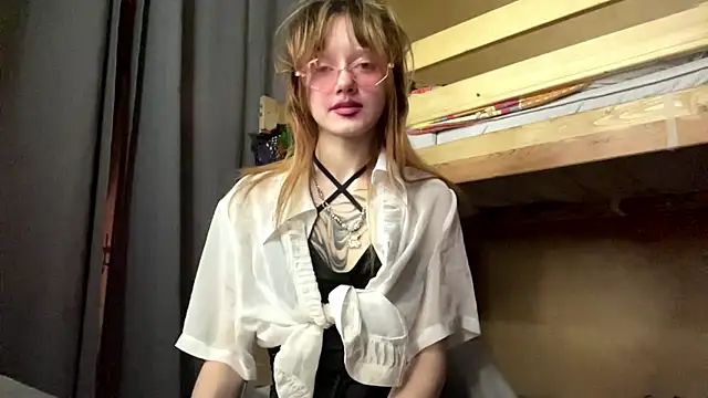 sarawhisperr online show from 17, 5, 2026