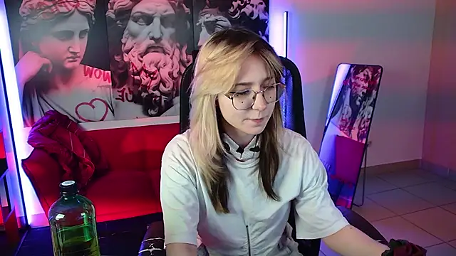 Snapshot of NyxCalderra chatting on 7, 6, 2026 NyxCalderra online show from 7, 6, 2026