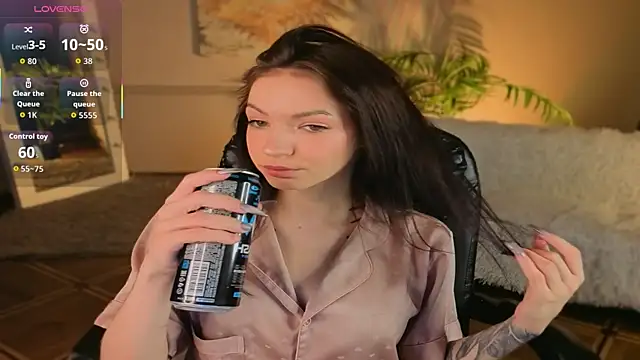 Luna Come online show from 4, 6, 2026