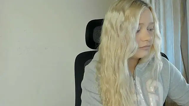 Snapshot of MidnightPoise chatting on 17, 6, 2026 MidnightPoise online show from 17, 6, 2026