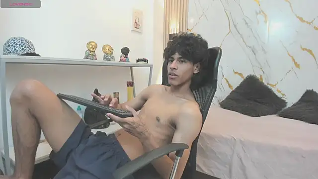 Snapshot of Zayn_Fox32 chatting on 7, 5, 2026 Zayn Fox32 online show from 7, 5, 2026