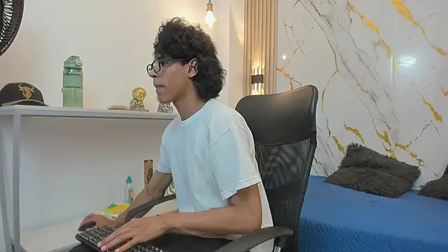 Snapshot of Zayn_Fox32 chatting on 17, 5, 2026 Zayn Fox32 online show from 17, 5, 2026