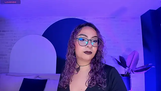 Snapshot of LoiseHarper chatting on 5, 5, 2026 LoiseHarper online show from 5, 5, 2026