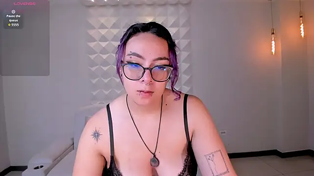 Snapshot of LoiseHarper chatting on 8, 6, 2026 LoiseHarper online show from 8, 6, 2026