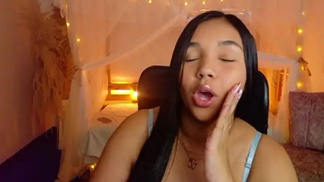 Snapshot of leoneriss chatting on 3, 7, 2026 leoneriss online show from 3, 7, 2026