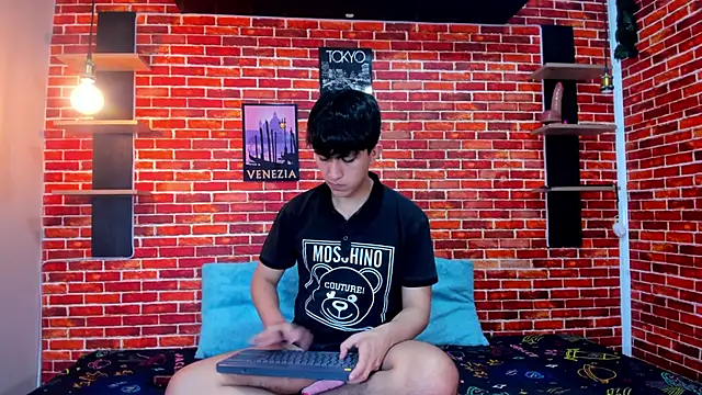 Hoot boyss  online show from 4, 6, 2026