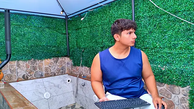 ParejaCurvy20 online show from 19, 6, 2026