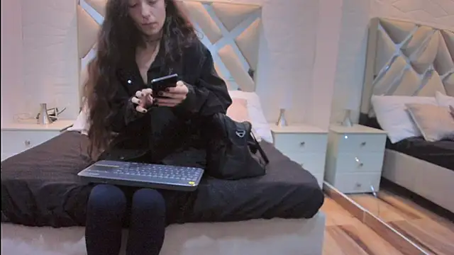 Snapshot of valentinasu chatting on 1, 6, 2026 valentinasu online show from 1, 6, 2026