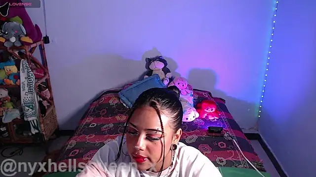 Snapshot of nyxhellsqueen_x chatting on 2, 7, 2026 nyxhellsqueen x online show from 2, 7, 2026