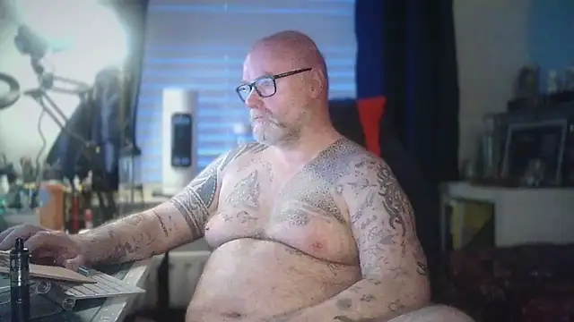 Snapshot of Tattooed_Dilf_01 chatting on 25, 5, 2026 Tattooed Dilf 01 online show from 25, 5, 2026