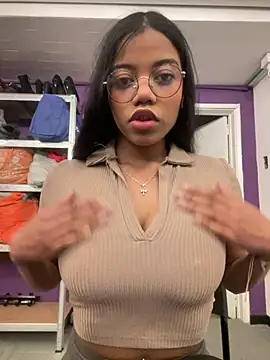 Snapshot of Ariana_roxe_ chatting on 11, 6, 2026 Ariana roxe online show from 11, 6, 2026