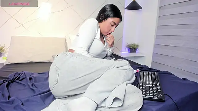 SARAH COLLENS  online show from 4, 7, 2026