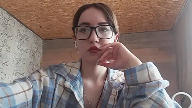 Snapshot of OliviaMoment chatting on 7, 6, 2026 OliviaMoment online show from 7, 6, 2026