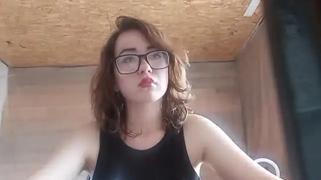 Snapshot of OliviaMoment chatting on 4, 7, 2026 OliviaMoment online show from 4, 7, 2026
